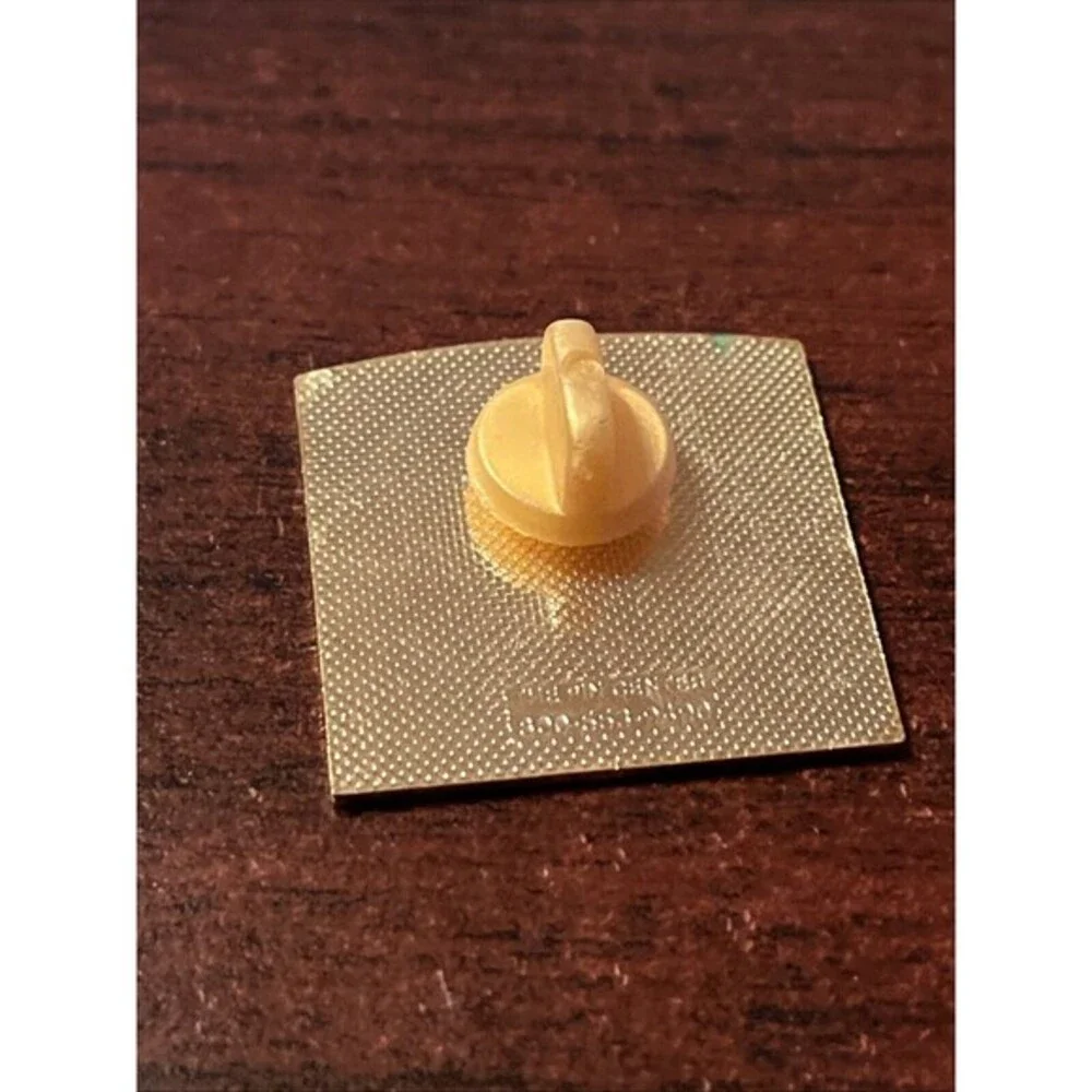 Outback Steakhouse Acapulco Annual Partners Conference‎ 2001 Kangaroo Lapel Pin